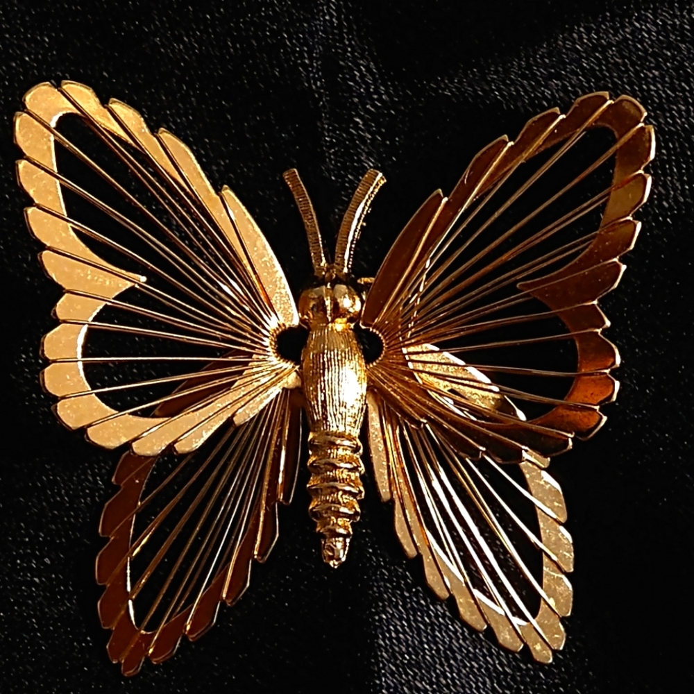 MONET VINTAGE GOLDTONE WIRED BUTTERFLY PIN 1 7/8" INCH